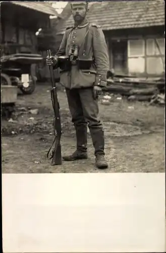 Foto Ak Deutscher Soldat in Uniform mit Gewehr und Fernglas