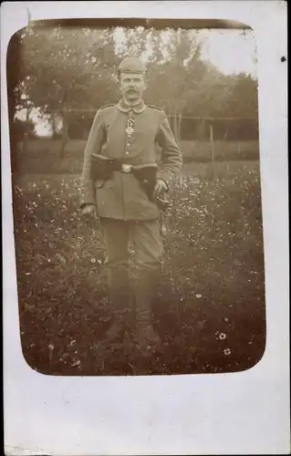 Foto Ak Deutscher Soldat in Uniform mit Orden