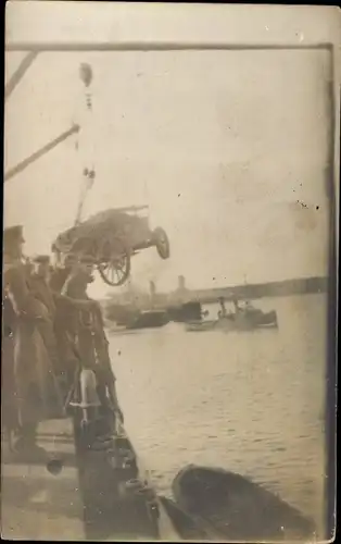 Foto Ak Auto wird aus dem Wasser gezogen, Soldaten in Uniformen