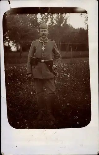 Foto Ak Deutscher Soldat in Uniform mit Orden