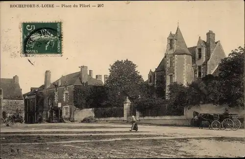 Ak Rochefort sur Loire Maine et Loire, Place du Pilori