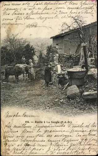 Ak Puy de Dôme, Ruelle a La Sangle, Bauernhof, Schleifstein