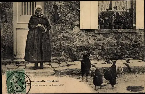 Ak Orne Frankreich, Normandie-Tracht, Frau füttert Hühner