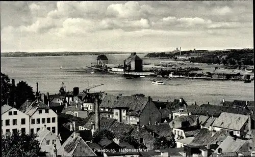 Ak Flensburg in Schleswig Holstein, Blick auf den Ort und die Hafenausfahrt
