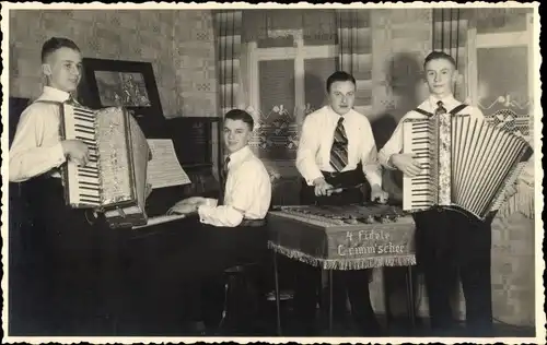 Foto Ak 4 fidele Crimm'scher, Akkordeon, Piano, Karl Heinz Gräfe, Paul Klug, Fritz Kaiser, Pfeifer