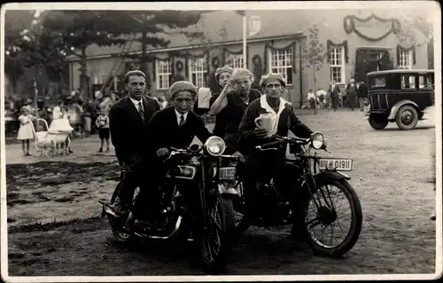 Foto Junge Männer und Frauen auf Motorrädern, Festhalle, Festgesellschaft