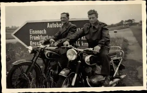 Foto Ak Junge Männer auf Motorrädern, Autobahnwegweiser Eisenach, Frankfurt, Kassel