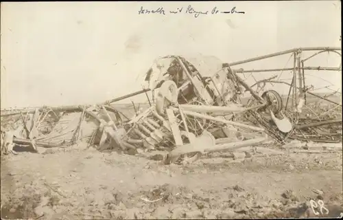 Foto Ak Abgestürztes französisches Militärflugzeug, Fliegerbomben, I. WK
