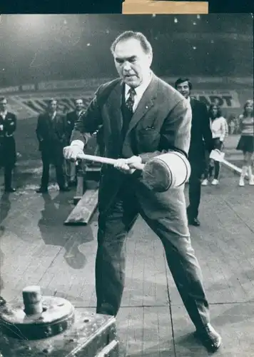 Foto Boxer Max Schmeling, Prominentenwettbewerb Haut den Lukas, 1971