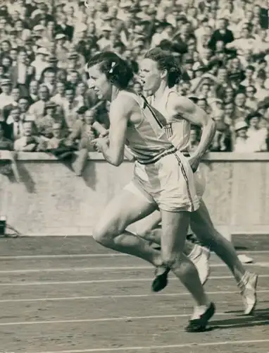 Foto Olympische Spiele 1936, Läuferinnen aus den USA und Frankreich