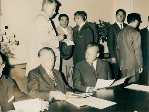 Foto Bundeskanzler Konrad Adenauer, Regierender Bürgermeister Willy Brandt, Berlin Tempelhof, 1961