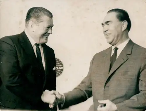 Foto Boxweltmeister im Schwergewicht Gene Tunney, Max Schmeling, Flughafen Berlin Tempelhof, 1965