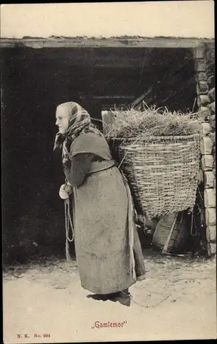 Ak Norwegen, Gamlemor, Alte Norwegerin, Kiepe voller Stroh