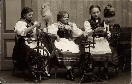 Foto Ak Drei Mädchen in Trachten mit Spinnrädern