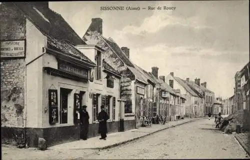 Ak Sissonne Aisne, Rue de Roucy, Geschäfte, Papeterie, Häuser, Straße