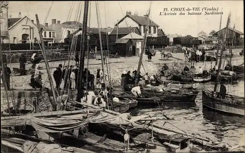 Ak Croix de Vie Vendée, L'Arrivee des bateaux Sardiniers
