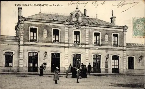 Ak Fontenay le Comte Vendée, La Gare, Exterieure
