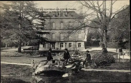 Ak Fontenay le Comte Vendée, L'Hotel de Ville et le Jardin Public