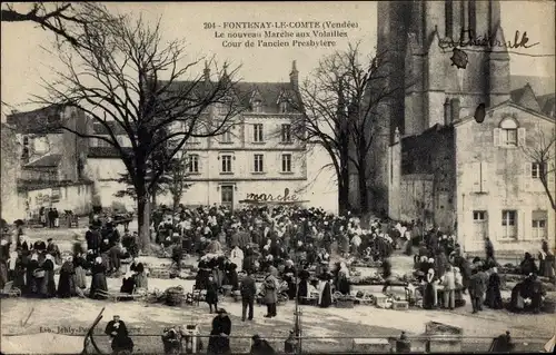 Ak Fontenay le Comte Vendée, Le nouveau Marche, Cour de l'ancien Presbytere