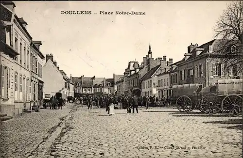 Ak Doullens Somme, Place Notre Dame, Blick auf einen Platz, Planwagen, Häuser
