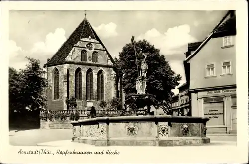 Ak Arnstadt im Ilm Kreis Thüringen, Hopfenbrunnen und Kirche