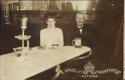 Foto Ak Hamburg Altona, Partie im Kaisercafé, Paar am Tisch sitzend