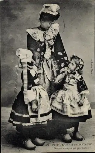Ak Petits Enfants de Bretagne, Frau und Mädchen in Volkstrachten