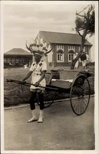 Foto Ak Durban Südafrika, Mann in Stammestracht zieht eine Rikscha