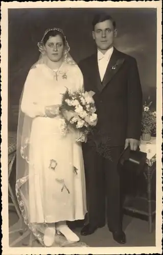 Foto Ak Frau im Brautkleid, Mann im Anzug, Hochzeitspaar