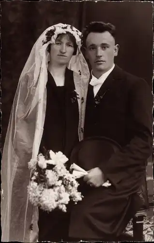 Foto Ak Frau mit Schleier, Mann im Anzug, Hochzeitspaar