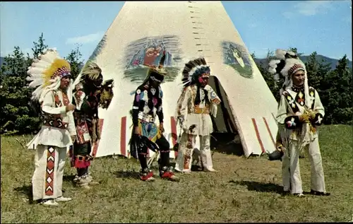 Ak Indianer vor dem Zelt, Tipi, Federschmuck