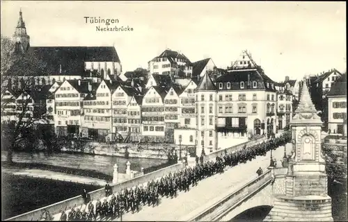 Ak Tübingen am Neckar, Marschierende Soldaten auf der Neckarbrücke