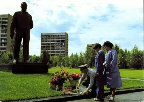 Ak Kosmosflug UdSSR DDR, Sigmund Jähn mit Frau und Tochter, Gagarin Denkmal Swjosdny Gorodok