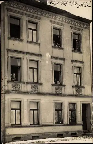 Foto Ak Duisburg im Ruhrgebiet, Wohnhaus von der Straße gesehen, Anwohner an den Fenstern