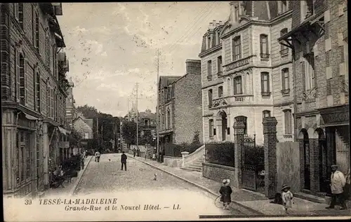 Ak Tessé la Madeleine Orne, Grande Rue et le Novel Hotel