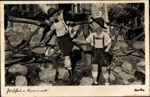 Ak Drei Kinder in bayrischen Trachten, Lederhosen