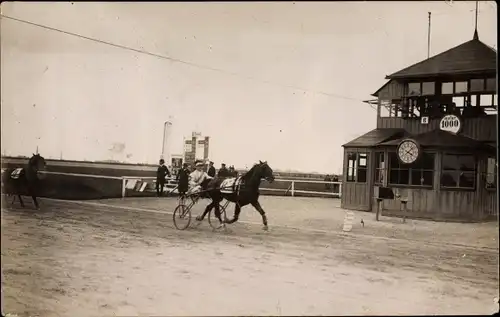 Foto Ak Trabrennsport, Sulky, Ziel, Gebäude mit Uhr