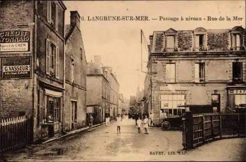 Ak Langrune sur Mer Calvados, Passage a niveau, Rue de la Mer
