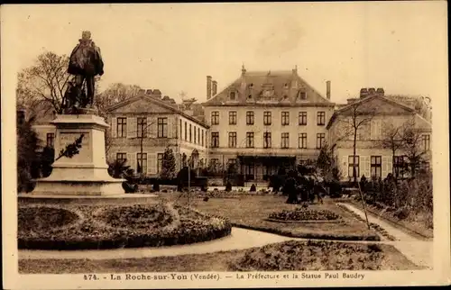 Ak La Roche sur Yon Vendee, La Prefecture et la Statue Paul Baudry