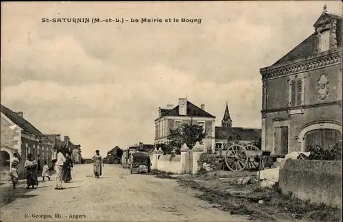 Ak Saint Saturnin sur Loire Maine et Loire, La Mairie et le Bourg