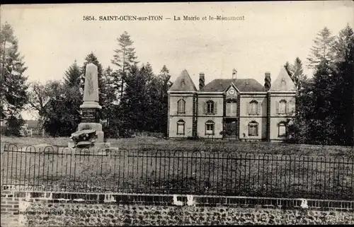 Ak Saint Ouen sur Iton Orne, La Mairie et le Monument