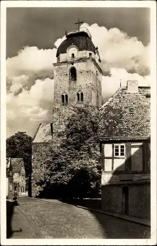 Ak Brandenburg an der Havel, Straßenpartie mit Blick auf die St. Gotthard Kirche