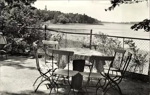 Ak Storkow in der Mark, Terrasse bei der Hubertushöhe, Blick auf den See