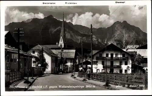Ak Seefeld in Tirol, Straßenpartie, Wettersteingebirge, Dreitorspitze, Grand Hotel Post
