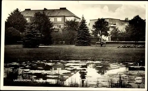 Ak Landskrona Schweden, Teichpartie, Wohnhäuser