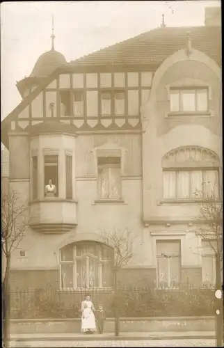 Foto Ak Duisburg im Ruhrgebiet, Wohnhaus von der Straße gesehen, Frauen, Kind