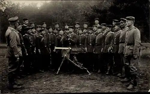 Foto Ak Deutsche Soldaten mit einem Geschütz, Maschinengewehr, I. WK