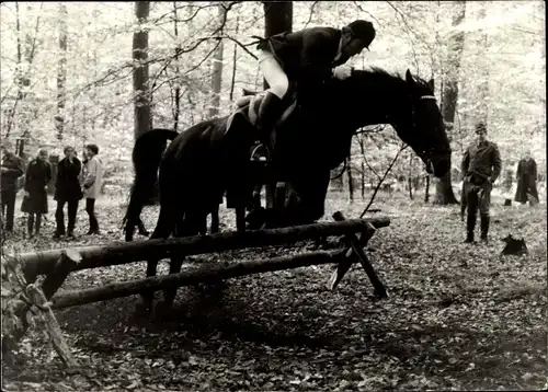 Foto Pferd mit Reiter springt über ein Hindernis, Querfeldeinrennen, Foto Mitschke, Wiesbaden