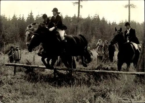 Foto Pferd mit Reiter, Sprung über ein Hindernis, Querfeldeinrennen, Foto Mitschke, Wiesbaden