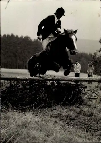 Foto Pferd mit Reiter, Sprung über ein Hindernis, Querfeldeinrennen, Foto Mitschke, Wiesbaden